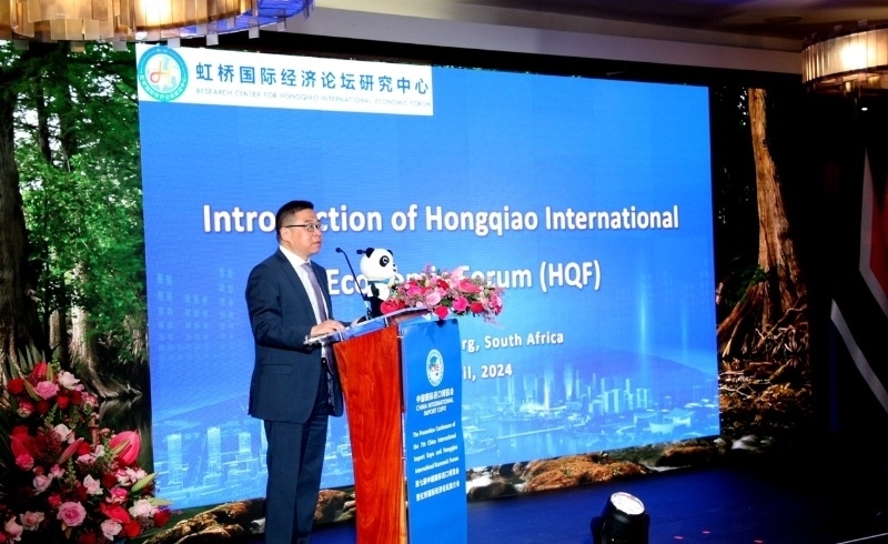 虹橋國(guó)際經(jīng)濟(jì)論壇研究中心副理事長(zhǎng)、商務(wù)部國(guó)際貿(mào)易經(jīng)濟(jì)合作研究院副院長(zhǎng)俞子榮致辭。（圖片來(lái)源：中國(guó)國(guó)際進(jìn)口博覽會(huì)官微）