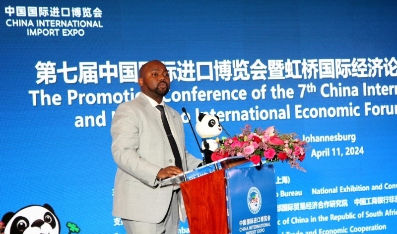 標(biāo)準(zhǔn)銀行集團(tuán)企業(yè)與商業(yè)銀行部國(guó)際貿(mào)易總經(jīng)理武巴致辭。（圖片來(lái)源：中國(guó)國(guó)際進(jìn)口博覽會(huì)官微）