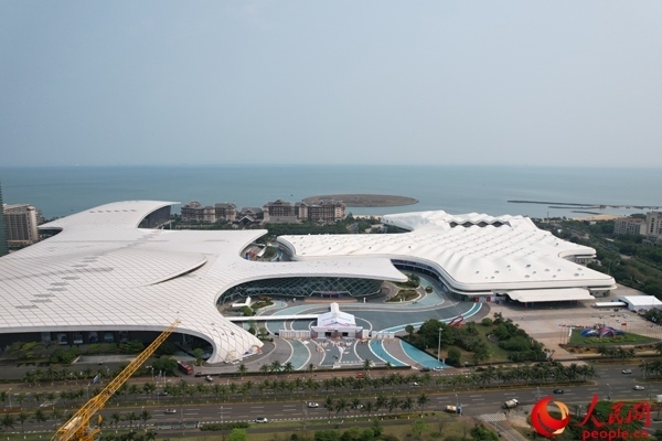 航拍第四屆消博會主會場。人民網(wǎng)記者 孟凡盛攝