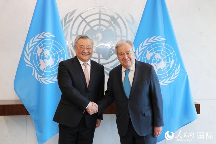 4月16日，中國(guó)新任常駐聯(lián)合國(guó)代表、特命全權(quán)大使傅聰在紐約聯(lián)合國(guó)總部向聯(lián)合國(guó)秘書長(zhǎng)古特雷斯遞交了全權(quán)證書。 人民網(wǎng)記者 李志偉攝