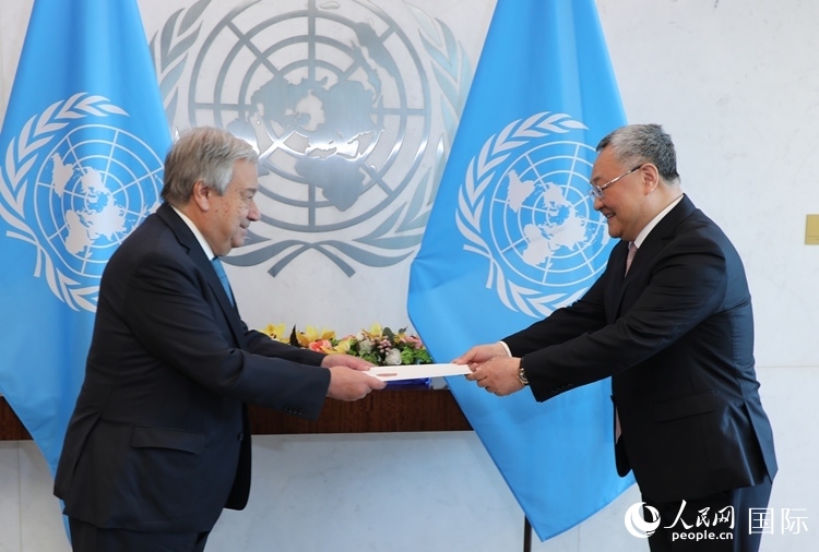 4月16日，中國(guó)新任常駐聯(lián)合國(guó)代表、特命全權(quán)大使傅聰在紐約聯(lián)合國(guó)總部向聯(lián)合國(guó)秘書長(zhǎng)古特雷斯遞交了全權(quán)證書。 人民網(wǎng)記者 李志偉攝