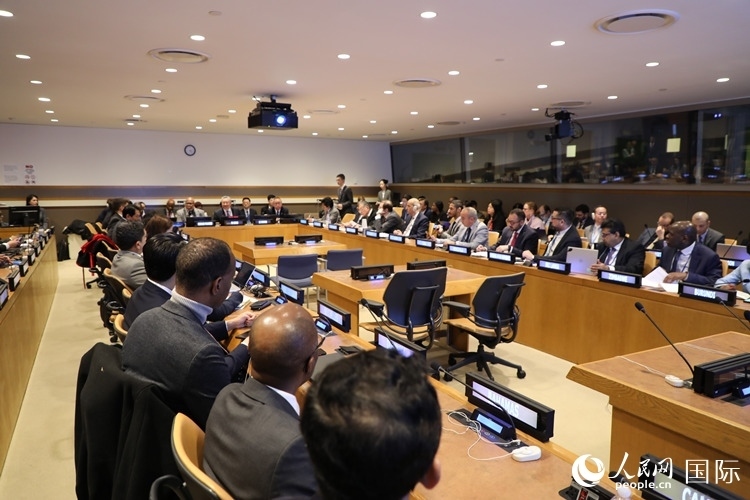 40多國(guó)常駐代表、副代表以及聯(lián)合國(guó)工發(fā)組織、糧農(nóng)組織、區(qū)域經(jīng)委會(huì)、南南合作辦公室等聯(lián)合國(guó)機(jī)構(gòu)官員等100多人參加全球發(fā)展倡議之友小組高級(jí)別會(huì)議。 人民網(wǎng)記者 李志偉攝