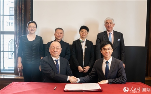 活動簽約現(xiàn)場。實習生 劉船攝