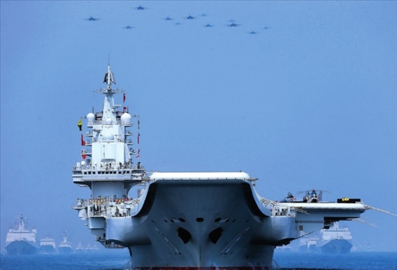 制空作戰(zhàn)梯隊(duì)飛越航母編隊(duì)上空（2018年攝）。 張雷攝
