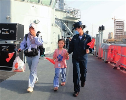 海軍軍艦赴蘇丹緊急撤離我在蘇丹人員。圖為海軍官兵帶領(lǐng)同胞登艦（2023年4月26日攝）。丁家興攝