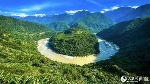 風(fēng)景秀麗、植被繁茂的西藏林芝市墨脫縣果果塘大拐彎。人民網(wǎng)記者 次仁羅布攝