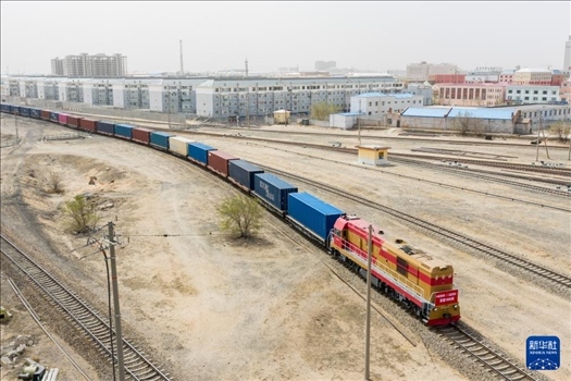 4月21日，中歐班列緩緩駛出二連浩特鐵路口岸（無人機照片）。 新華社發(fā)（張海峰攝）