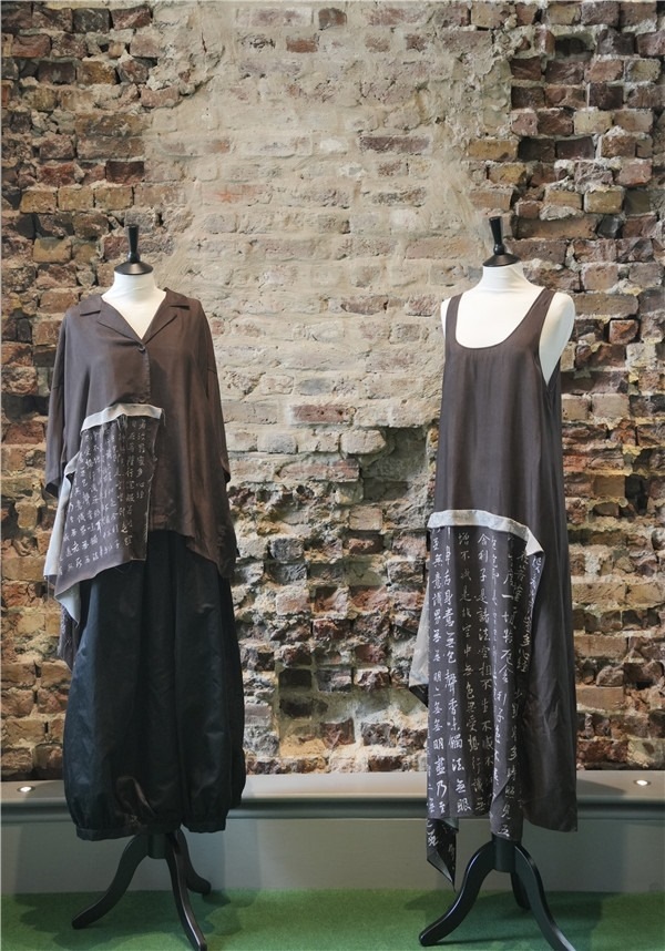 展覽展示的以中國(guó)文字為創(chuàng)作靈感的服裝《心經(jīng)》。主辦方供圖