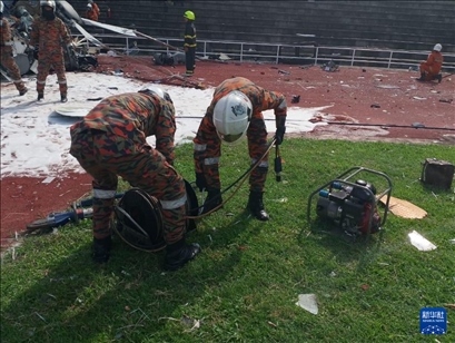 4月23日，救援人員在馬來西亞霹靂州的直升機墜毀現(xiàn)場救援。新華社發(fā)（馬來西亞消防拯救局供圖）