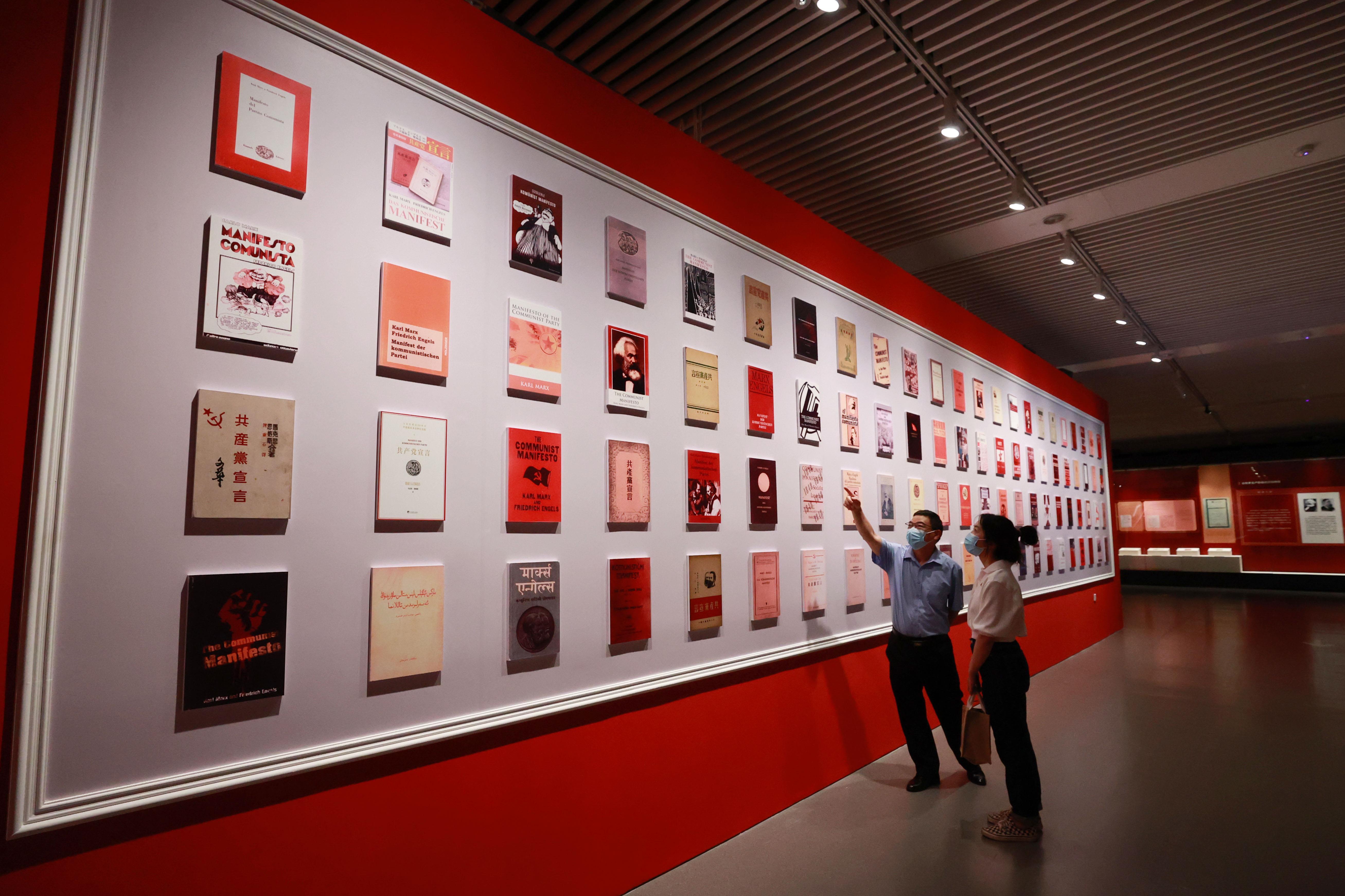 △2021年8月5日，觀眾在國家圖書館觀看不同版本的《共產(chǎn)黨宣言》。