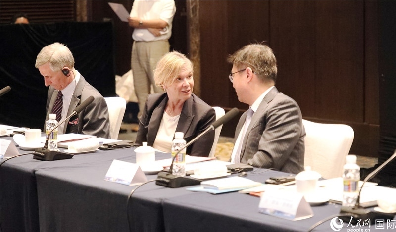 宣介會(huì)上，中外官員親切交談。人民網(wǎng)記者趙益普攝