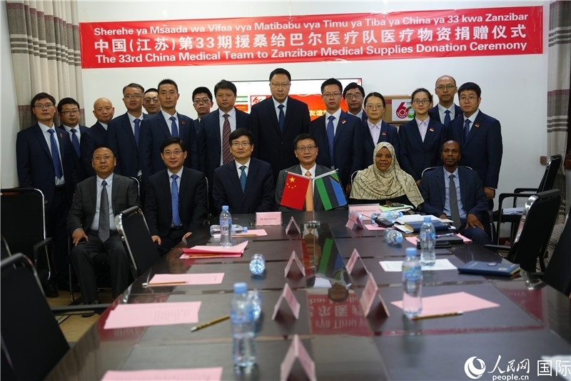 中非雙方代表及醫(yī)療隊在捐贈現(xiàn)場合影。中國援桑醫(yī)療隊供圖