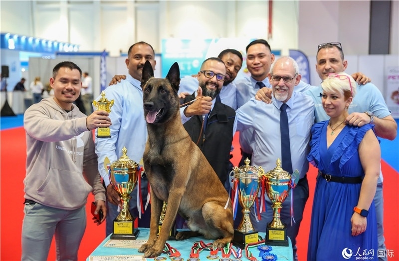 圖為參會嘉賓與獲獎寵物合影，塔里克·易卜拉欣攝