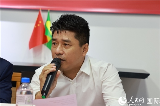 巴西中國(guó)浙江商會(huì)會(huì)長(zhǎng)鄭俠茂在座談會(huì)上致辭。人民網(wǎng)記者 陳海琪攝