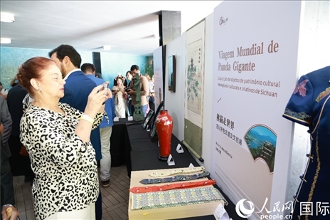 巴西民眾在活動現(xiàn)場在四川非遺前駐足觀看。人民網(wǎng)記者 陳海琪攝