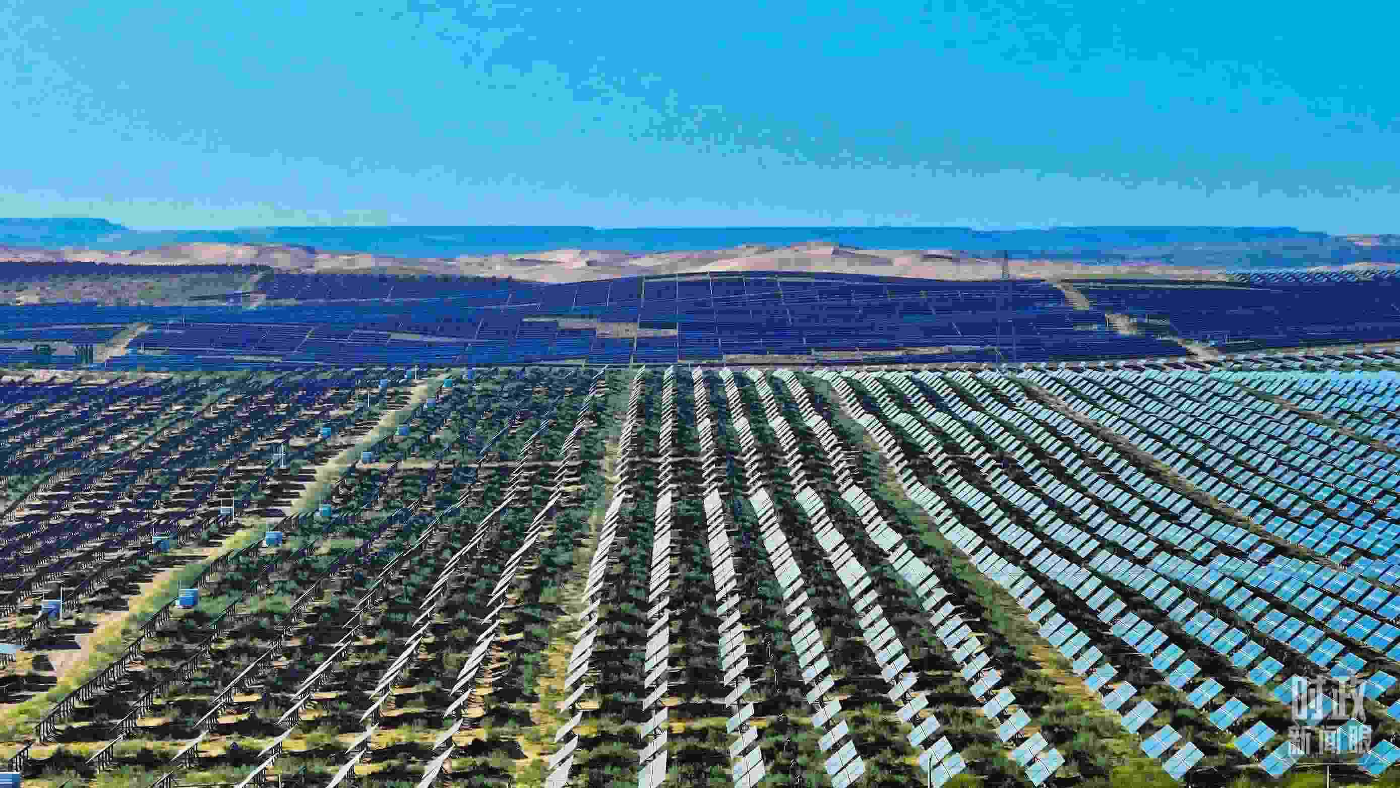 △內(nèi)蒙古鄂爾多斯，庫布其沙漠新能源基地。（圖/視覺中國）