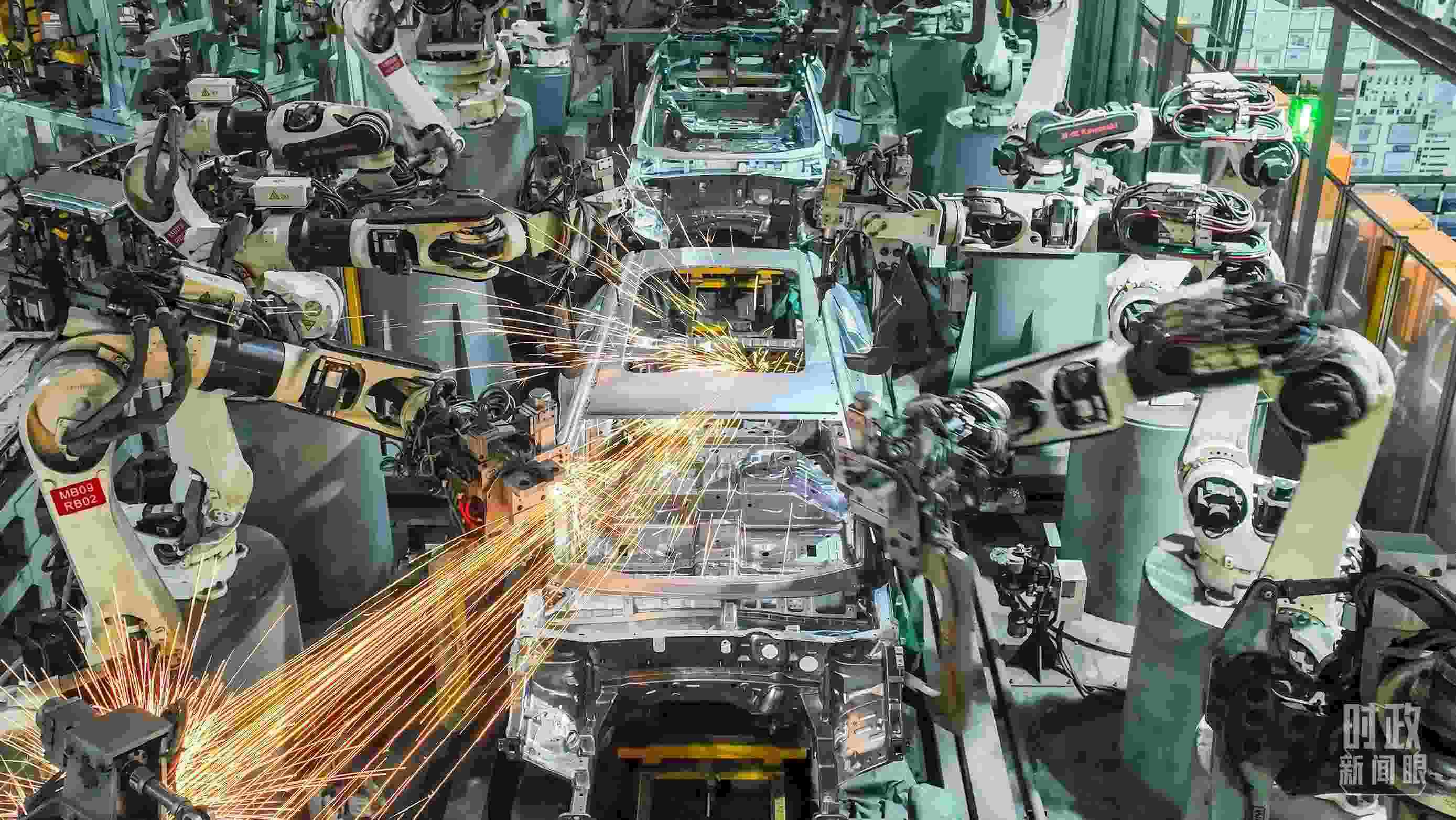  △2024年4月，重慶兩江新區(qū)的一家汽車制造企業(yè)，生產(chǎn)一派繁忙。（圖/視覺中國）