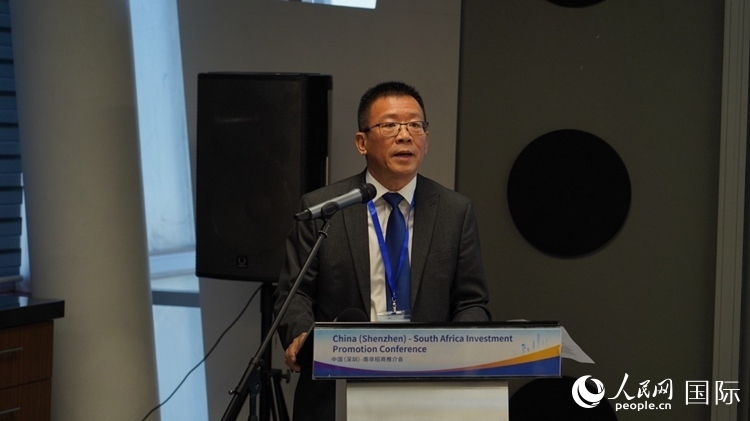 南非中國經(jīng)貿(mào)協(xié)會會長、中國銀行約翰內(nèi)斯堡分行行長張朝陽致辭。人民網(wǎng) 劉暢攝