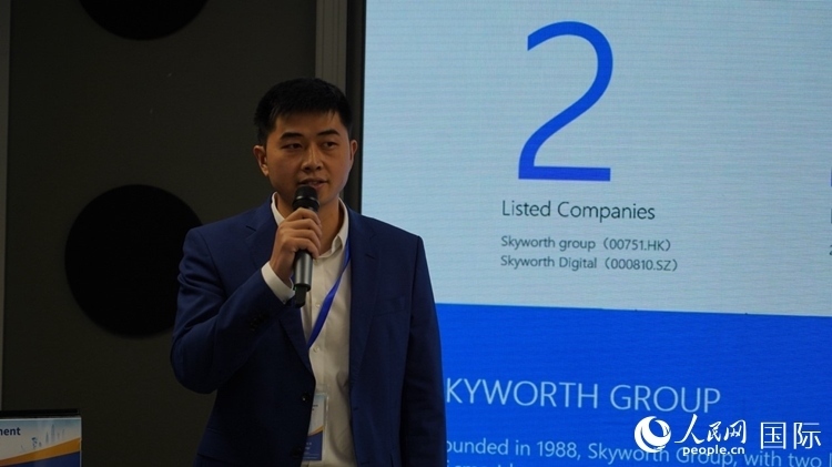 創(chuàng)維南非綠能公司總經(jīng)理倪亮介紹創(chuàng)維的破圈之路。人民網(wǎng) 劉暢攝