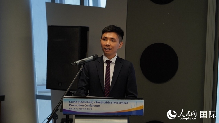 深圳市黃金珠寶首飾行業(yè)協(xié)會副會長李澤鋒介紹深圳市黃金珠寶產(chǎn)業(yè)發(fā)展情況。人民網(wǎng) 劉暢攝