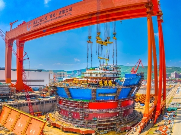 “海葵一號”通過雙龍門吊進(jìn)行總裝。侯憲鵬攝
