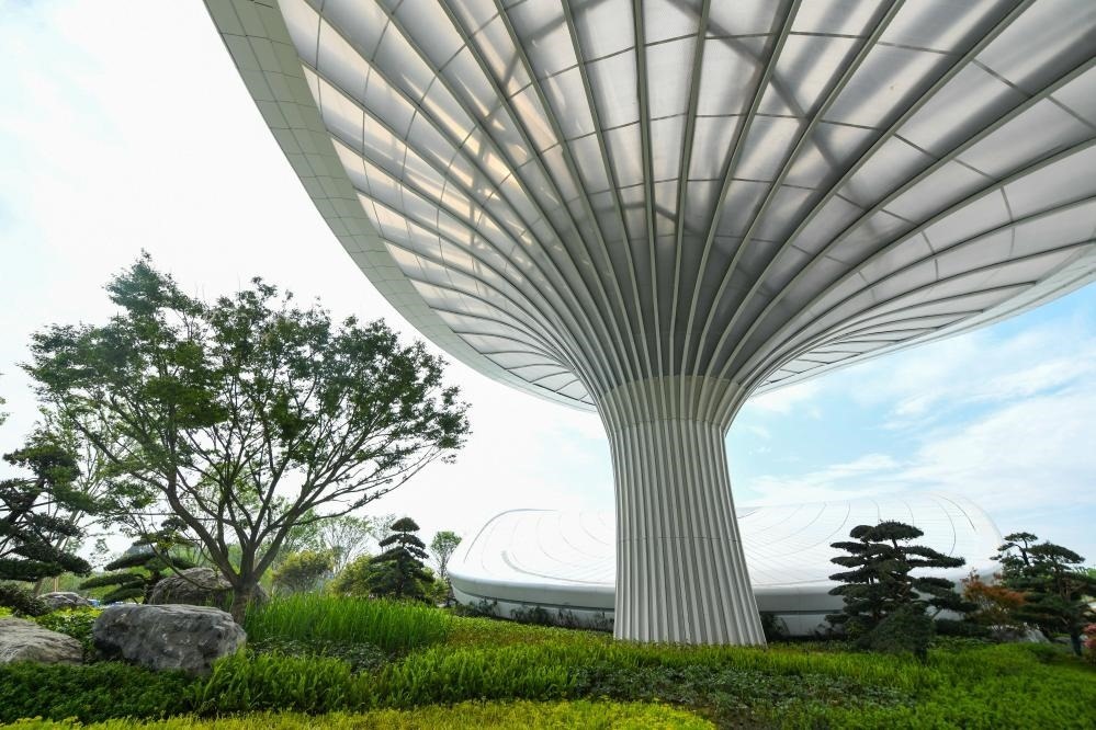 這是2024年4月22日拍攝的成都世園會(huì)主會(huì)場(chǎng)入口處的“芙蓉花”底部，它兼具收集雨水、循環(huán)利用的功能。新華社記者 王曦 攝