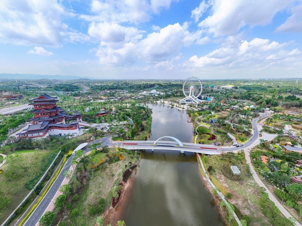 這是2024年4月22日拍攝的成都世園會(huì)主會(huì)場(chǎng)（無(wú)人機(jī)照片）。新華社記者 王曦 攝