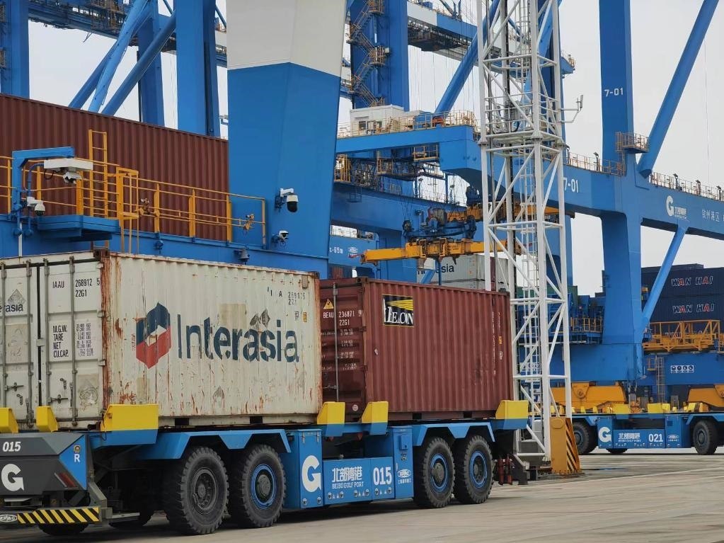 在欽州自動化集裝箱碼頭，智能導引運輸車在運送集裝箱。新華社記者趙歡 攝