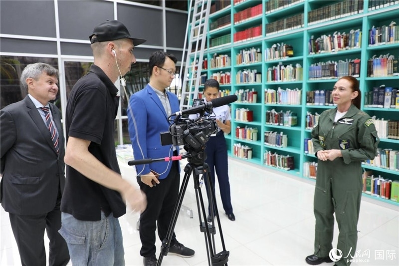 巴西高等防務學院院長卡拉·利里奧·馬丁斯接受了人民網的視頻采訪。 人民網記者 陳一鳴攝