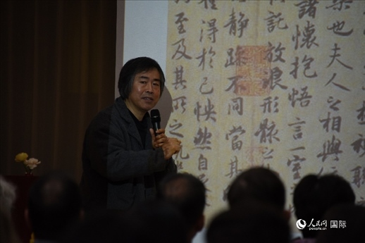 國家畫院王東聲教授介紹中國書法作品。人民網(wǎng)記者 殷淼攝
