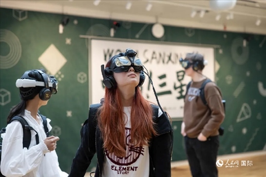 體驗(yàn)三星堆VR文化。中國駐瑞典大使館供圖