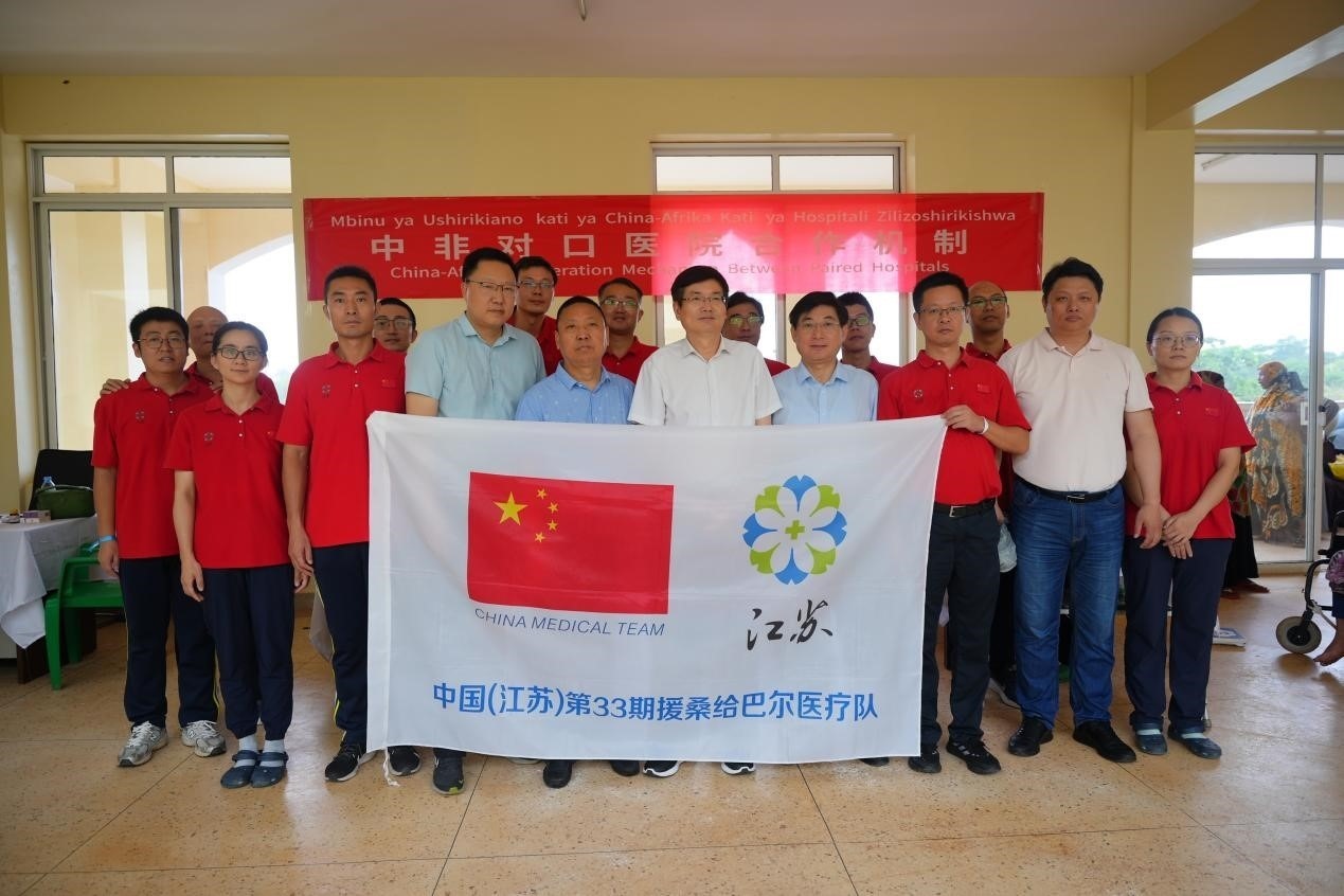 揚州市衛(wèi)健系統(tǒng)代表團和醫(yī)療隊在義診現(xiàn)場合影。中國援桑醫(yī)療隊供圖