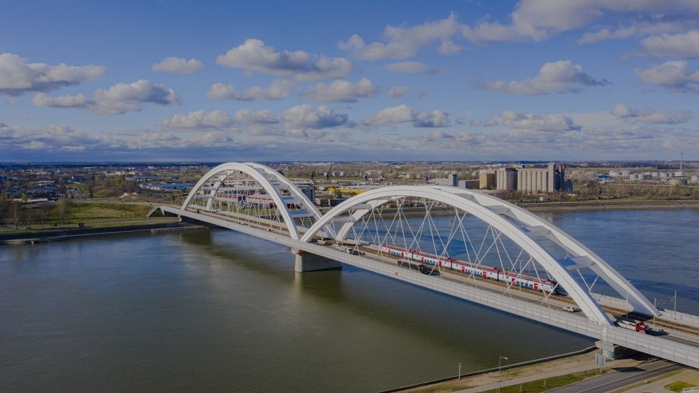 2024年3月12日，一列火車運行在匈塞鐵路塞爾維亞境內(nèi)貝諾段諾維薩德多瑙河大橋上（無人機照片）。新華社發(fā)（任衛(wèi)云攝）