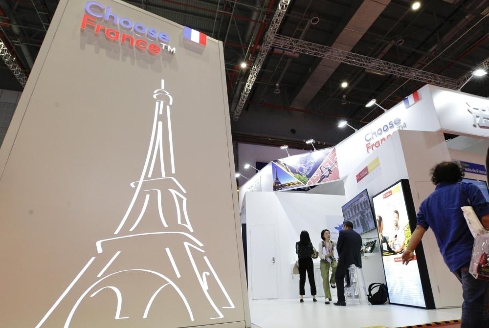 2019年11月5日，第二屆中國國際進口博覽會在上海國家會展中心開幕。這是參觀者走過法國國家館。新華社記者 張玉薇 攝