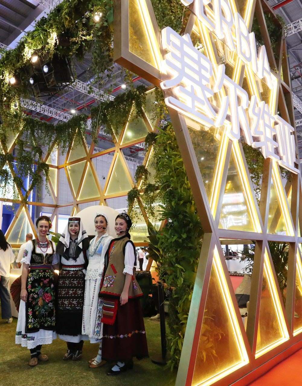 2023年11月6日，身著傳統(tǒng)服飾的演職人員在上海進博會國家展塞爾維亞展臺迎接參觀者。第六屆進博會國家展全面恢復線下舉辦，洪都拉斯、塞爾維亞、越南、南非、哈薩克斯坦作為本屆進博會主賓國在國家展亮相。新華社記者 方喆 攝