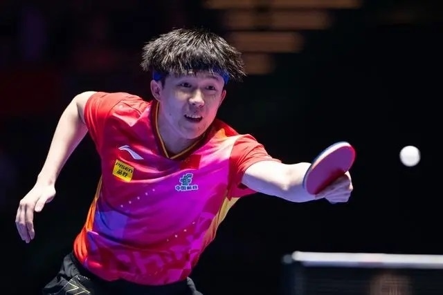 2024年4月15日，王楚欽在澳門世界杯比賽中回球。新華社記者 張金加攝