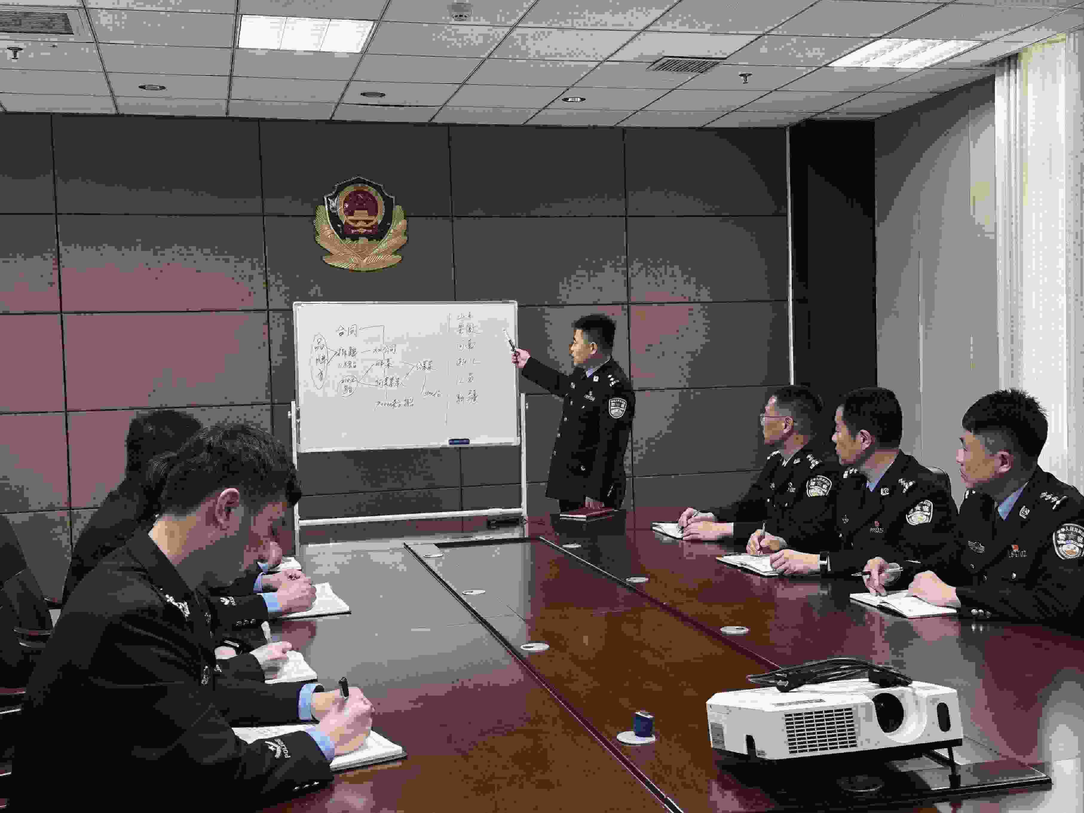 專案組辦案民警介紹案情。人民網(wǎng)記者 郝萍攝