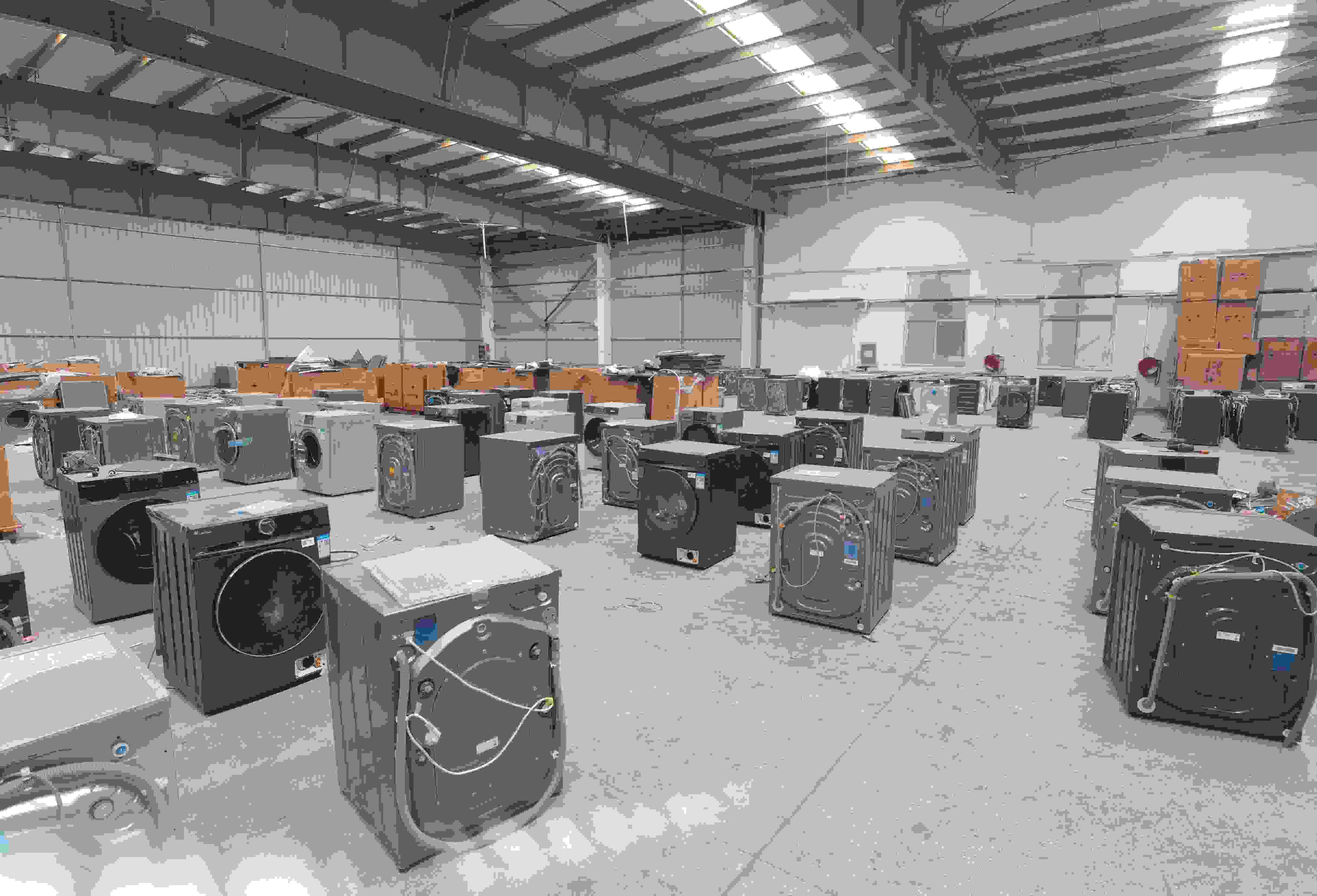 專案組民警查扣涉案場所及假冒知名品牌洗衣機(jī)。巨野警方供圖