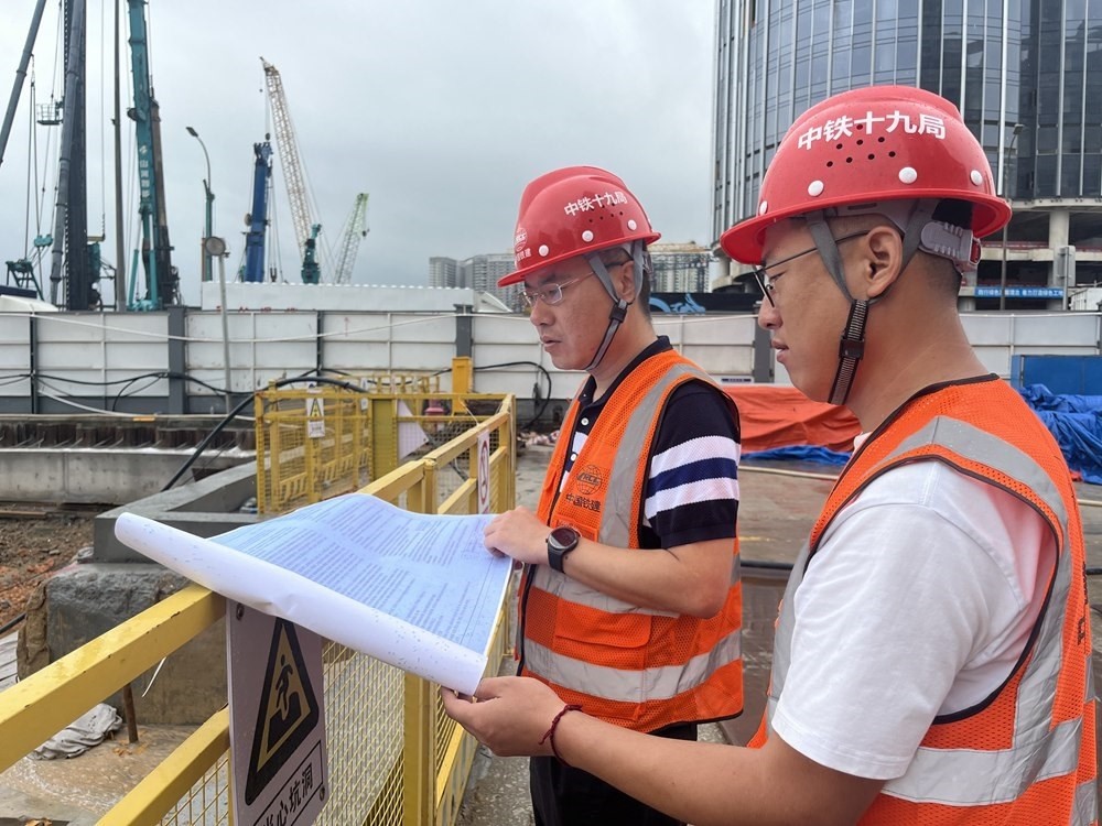 2024年4月26日，深圳市五一勞動獎章獲得者、中鐵十九局軌道公司項目副經(jīng)理夏荔（左）在穗莞深城際鐵路前皇段皇崗口岸站建設現(xiàn)場忙碌。新華社發(fā)
