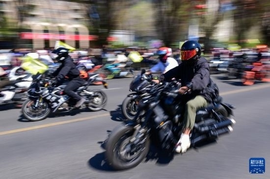 這是4月30日在新疆烏魯木齊市舉行的巡游活動上拍攝的摩托機車方陣。