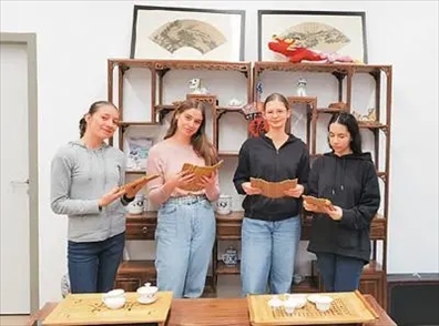 匈中雙語(yǔ)學(xué)校的學(xué)生胡靈月(左一)、宋智孝(右二)學(xué)習(xí)中國(guó)茶文化。