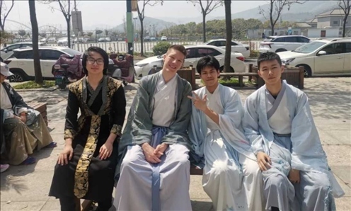 匈牙利學(xué)生與襄陽(yáng)三十六中學(xué)生友好交流。