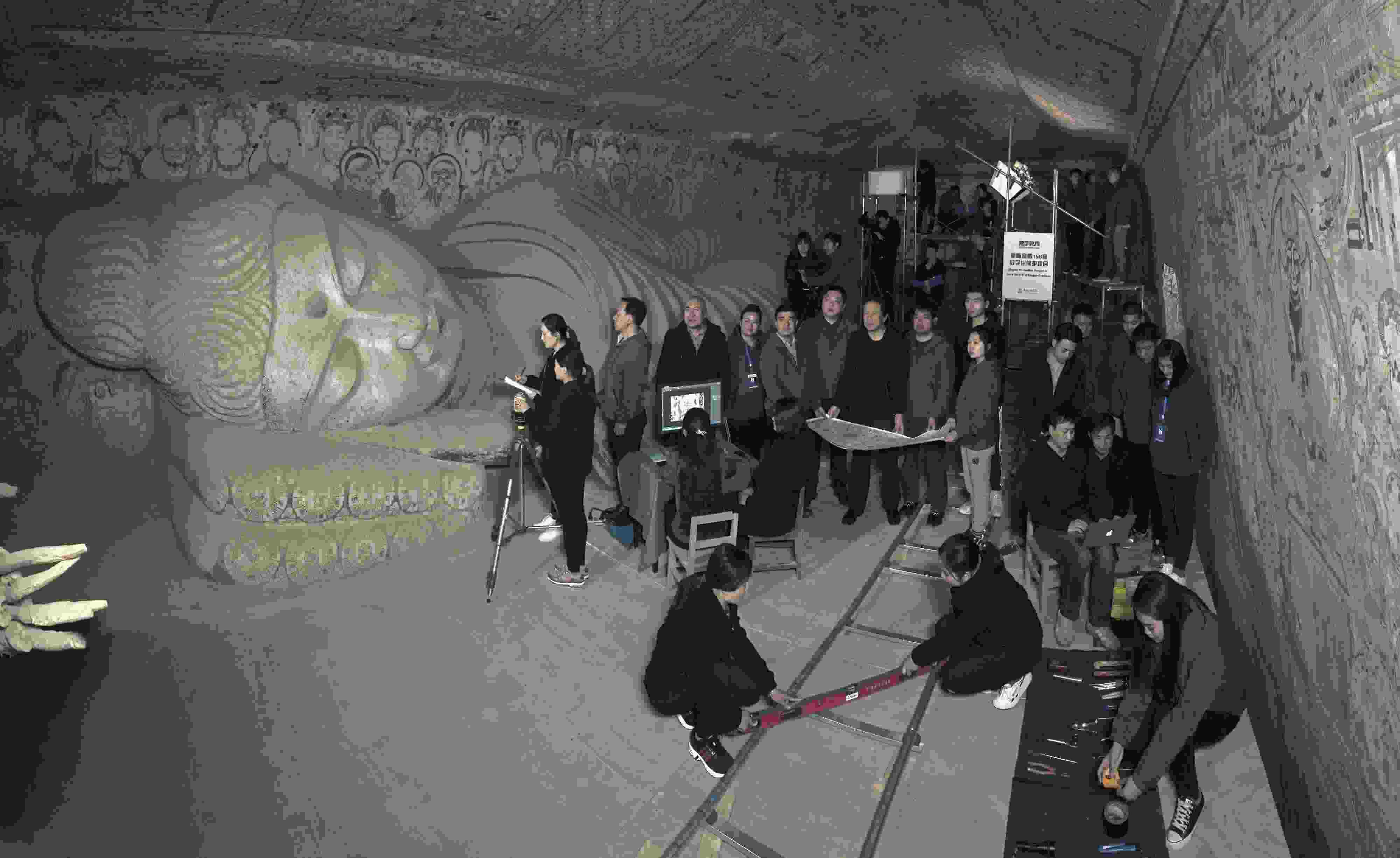 敦煌研究院文物數(shù)字化團(tuán)隊(duì)在莫高窟第158窟工作現(xiàn)場(chǎng)。敦煌研究院供圖