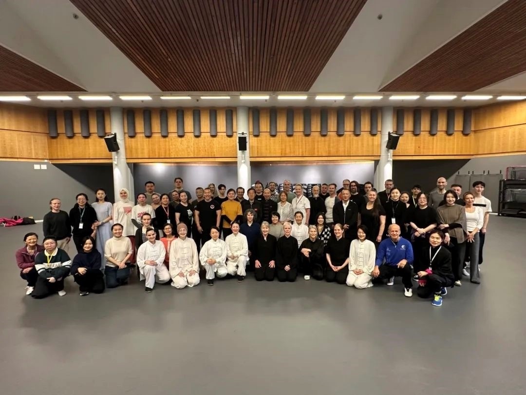 陳正雷老師與培訓(xùn)班全體學(xué)員合影留念。斯德哥爾摩中國文化中心供圖