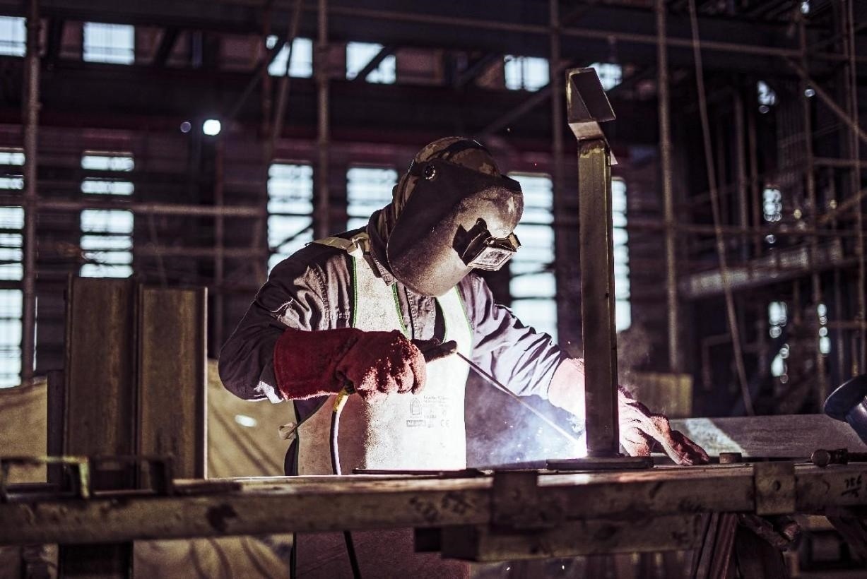 工人在沙特國(guó)王港項(xiàng)目現(xiàn)場(chǎng)進(jìn)行焊接操作。山東電建供圖