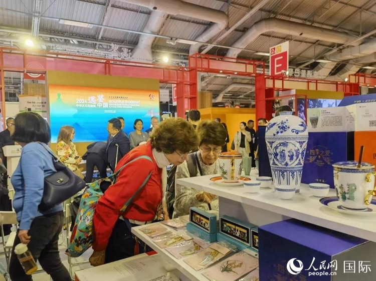 巴黎市民在“倍悅文創(chuàng)”展臺(tái)前(記者于超凡攝