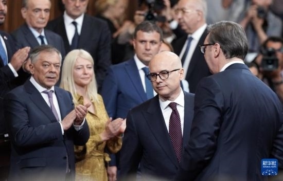  5月2日，在塞爾維亞貝爾格萊德，新一任政府總理武切維奇（中）出席就職儀式。新華社發(fā)（普雷德拉格·米洛薩夫列維奇攝）