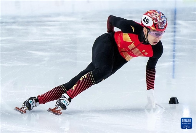 2024年2月18日，第十四屆全國(guó)冬季運(yùn)動(dòng)會(huì)短道速滑（公開(kāi)組）男子1000米決賽，孫龍奪得冠軍，圖為吉林隊(duì)選手孫龍?jiān)诒荣愔?。新華社記者 李博 攝