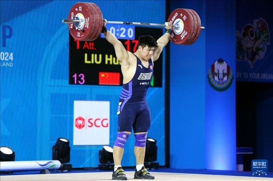 2024年4月8日，在泰國(guó)普吉島進(jìn)行的2024年舉重世界杯男子102公斤級(jí)比賽中，中國(guó)選手劉煥華獲得冠軍。圖為劉煥華在比賽中。新華社記者 王騰 攝