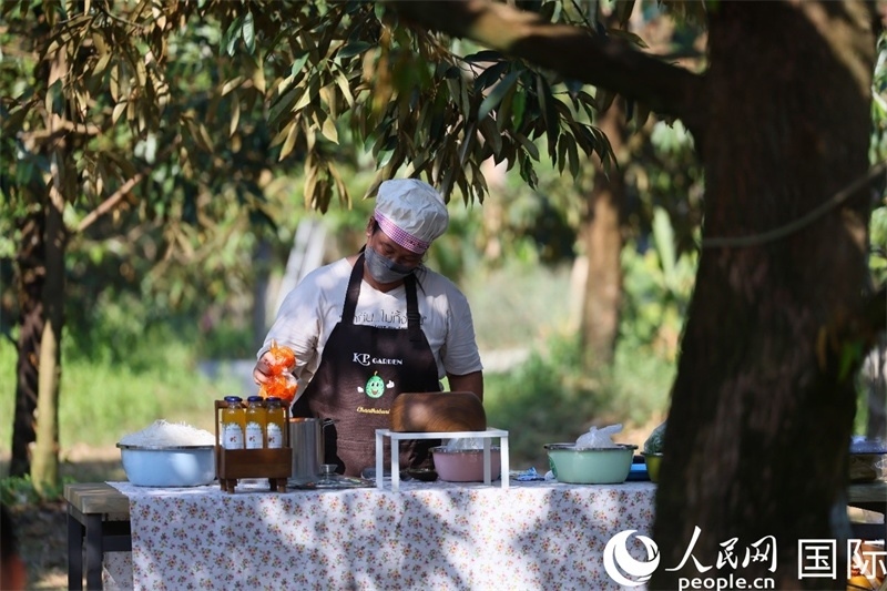 工作人員正在準(zhǔn)備特色果汁。人民網(wǎng)記者 白元琪攝